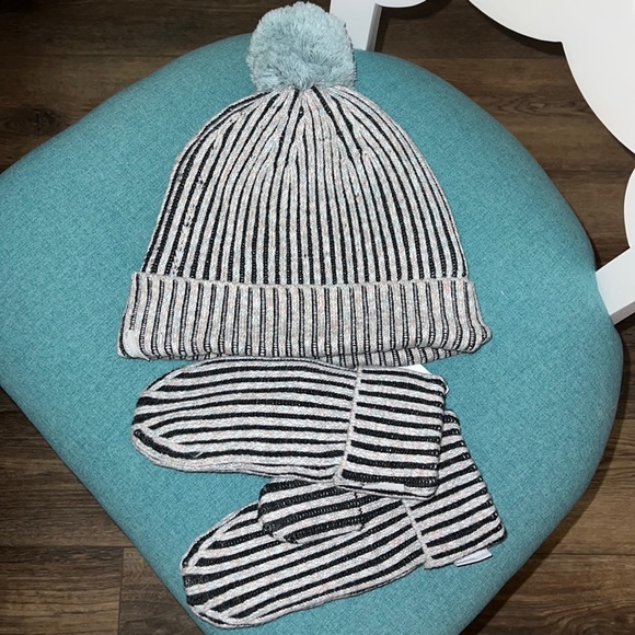 lululemon athletica Accessories - NWT Lululemon Textured Fleece- Lined Knit Beanie and Glove Set